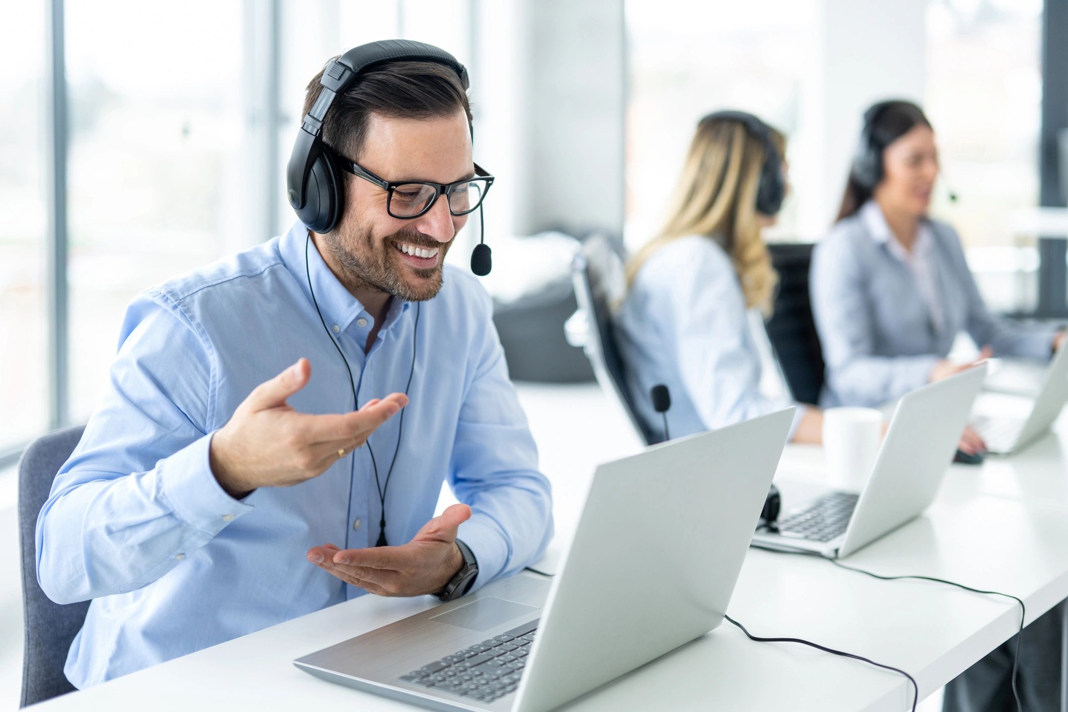Support agent wearing a headset in an office